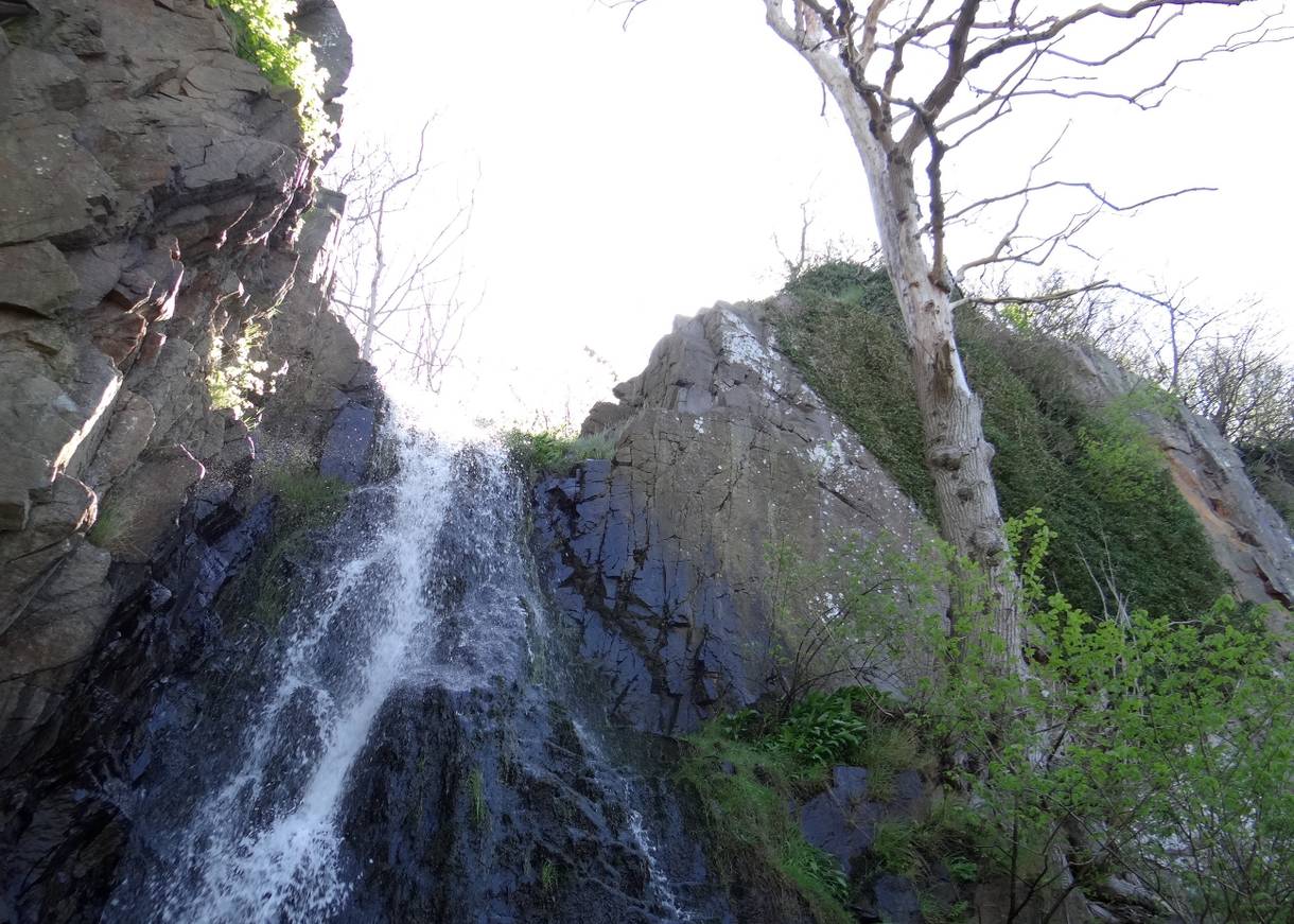 Wasserfall in einer Felswand