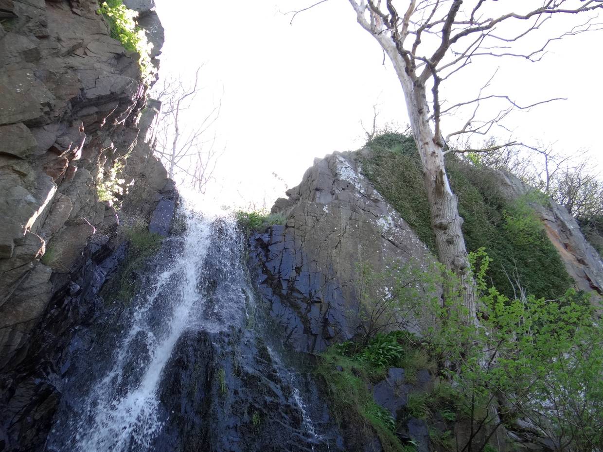 Wasserfall in einer Felswand