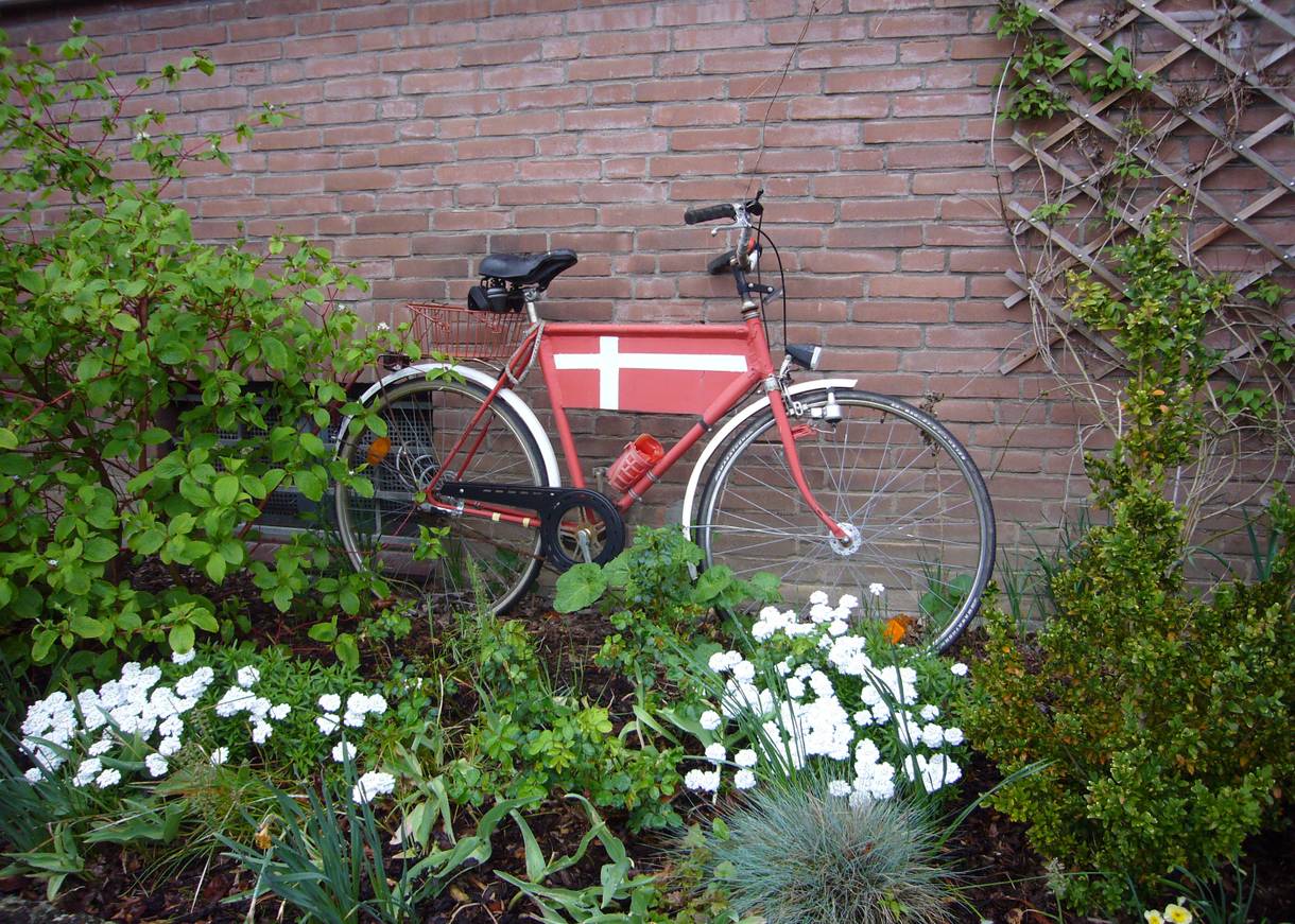 Fahrrad mit dänischer Fahne im Vorgarten