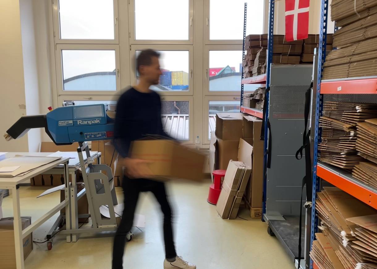 Blick aus dem Shopfenster, Nils packt