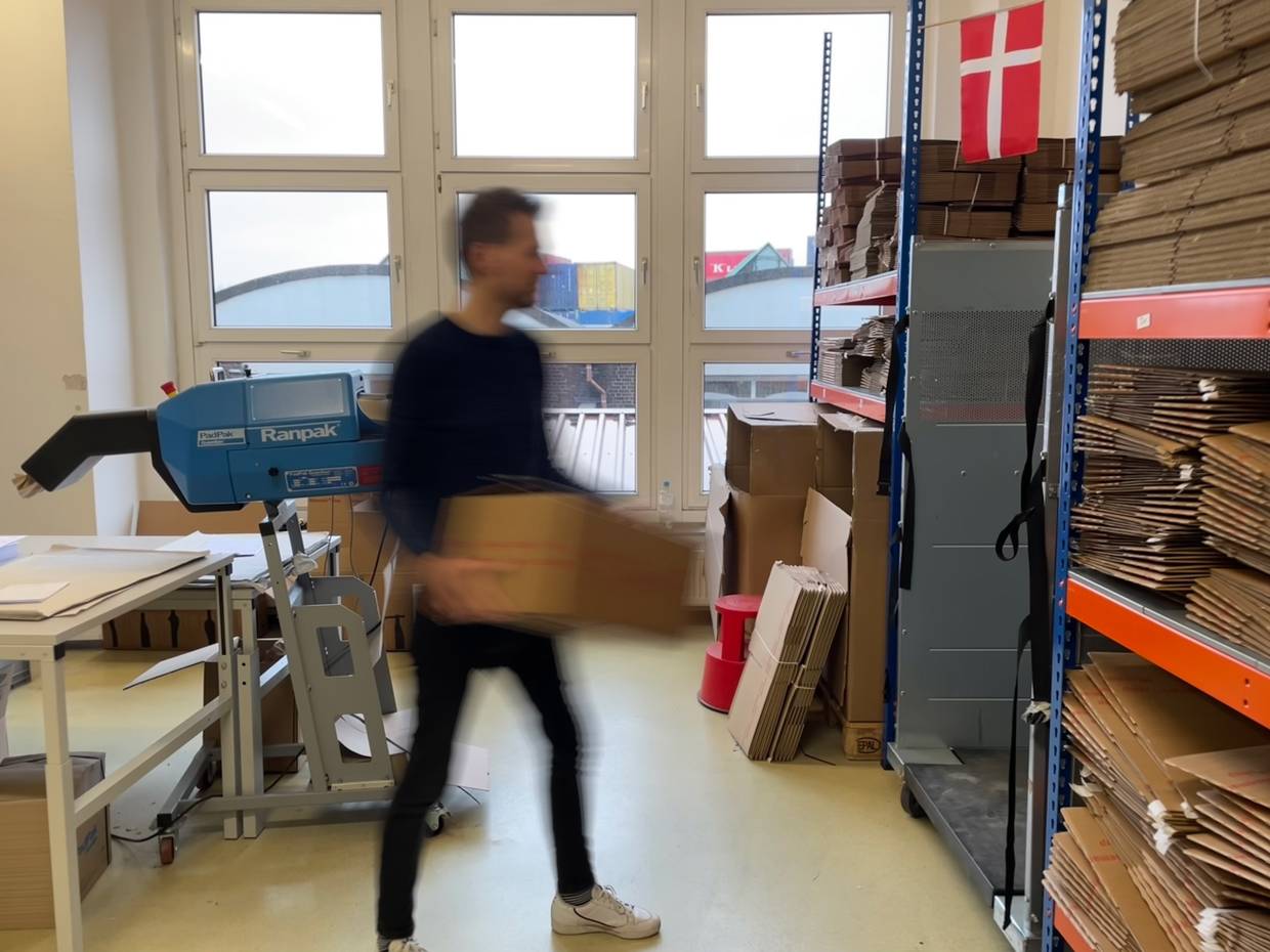Blick aus dem Shopfenster, Nils packt