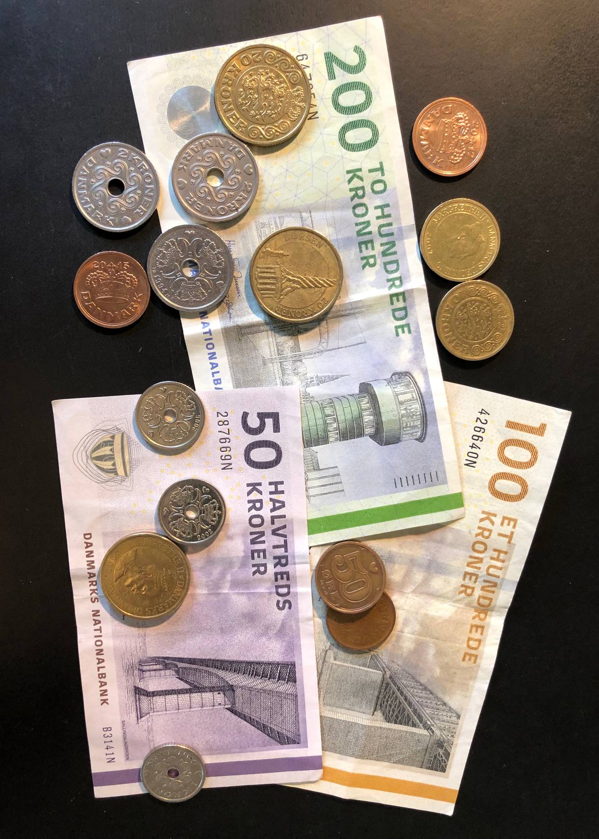 Dänische Geldscheine und Münzen