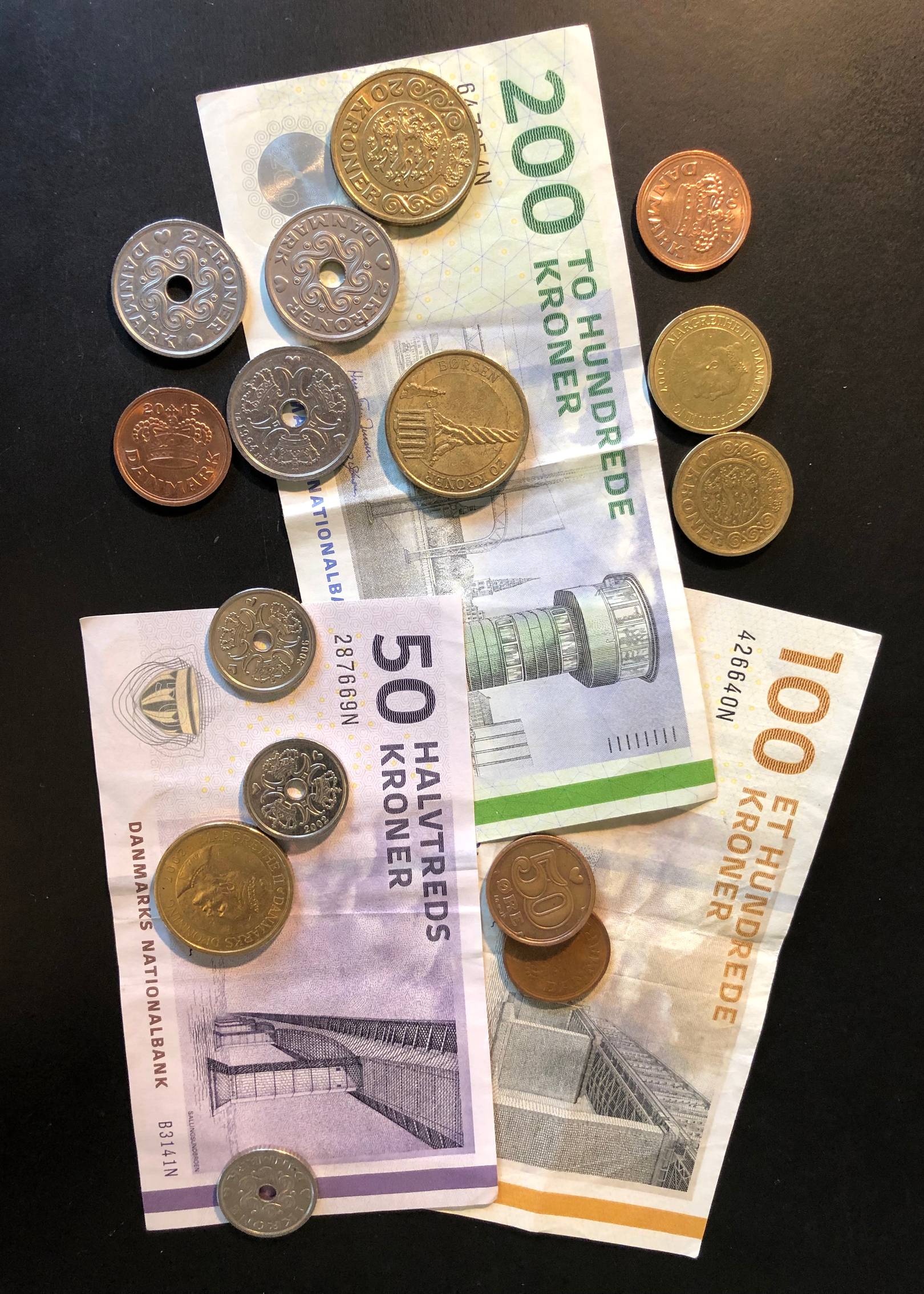 Dänische Geldscheine und Münzen