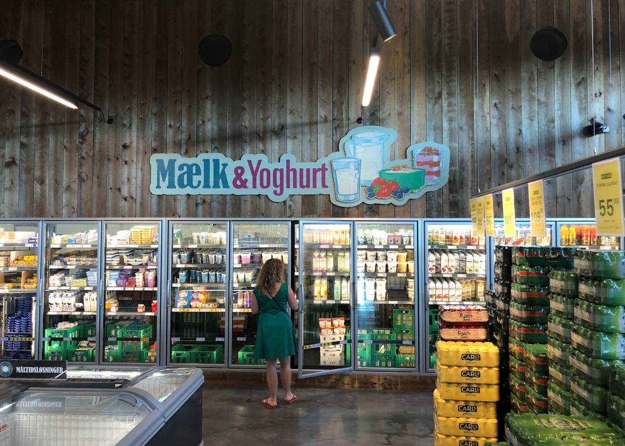 Kühlregal im Supermarkt