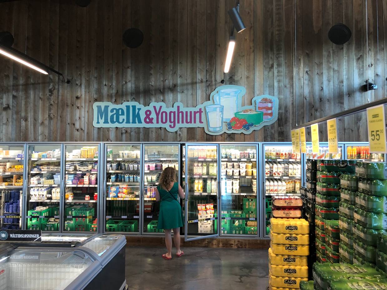 Kühlregal im Supermarkt