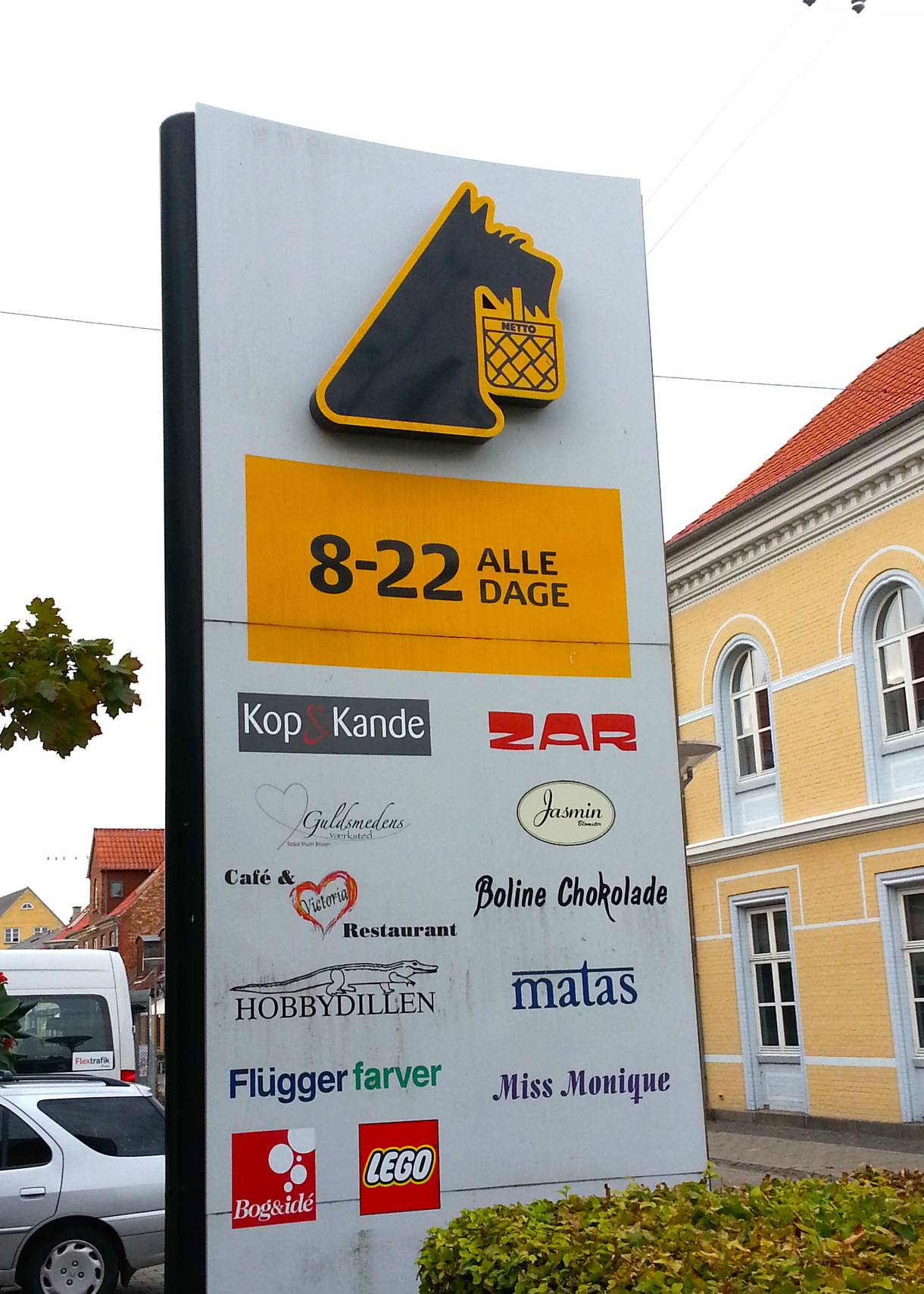 Hinweisschild auf verschiedene Geschäfte im Einkaufszentrum