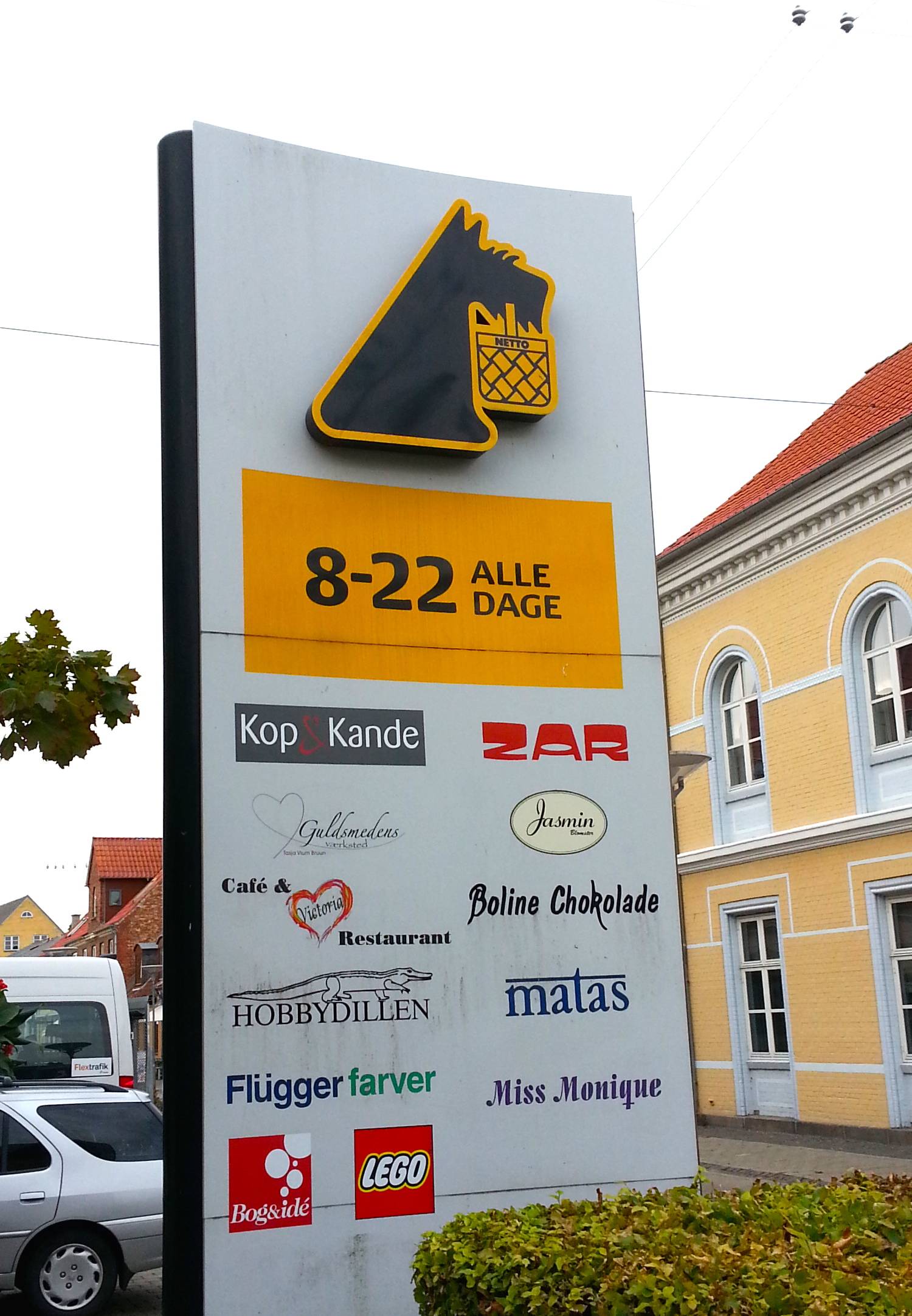 Hinweisschild auf verschiedene Geschäfte im Einkaufszentrum