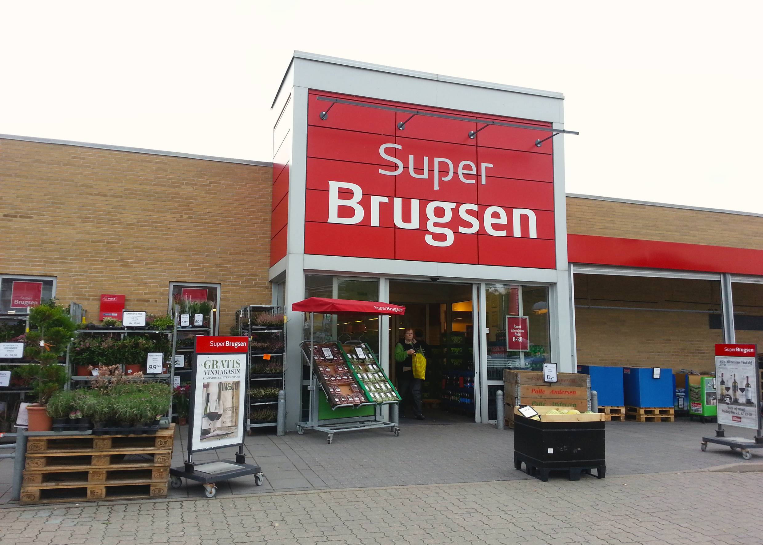 Front einer großen Brugsen Supermarktes