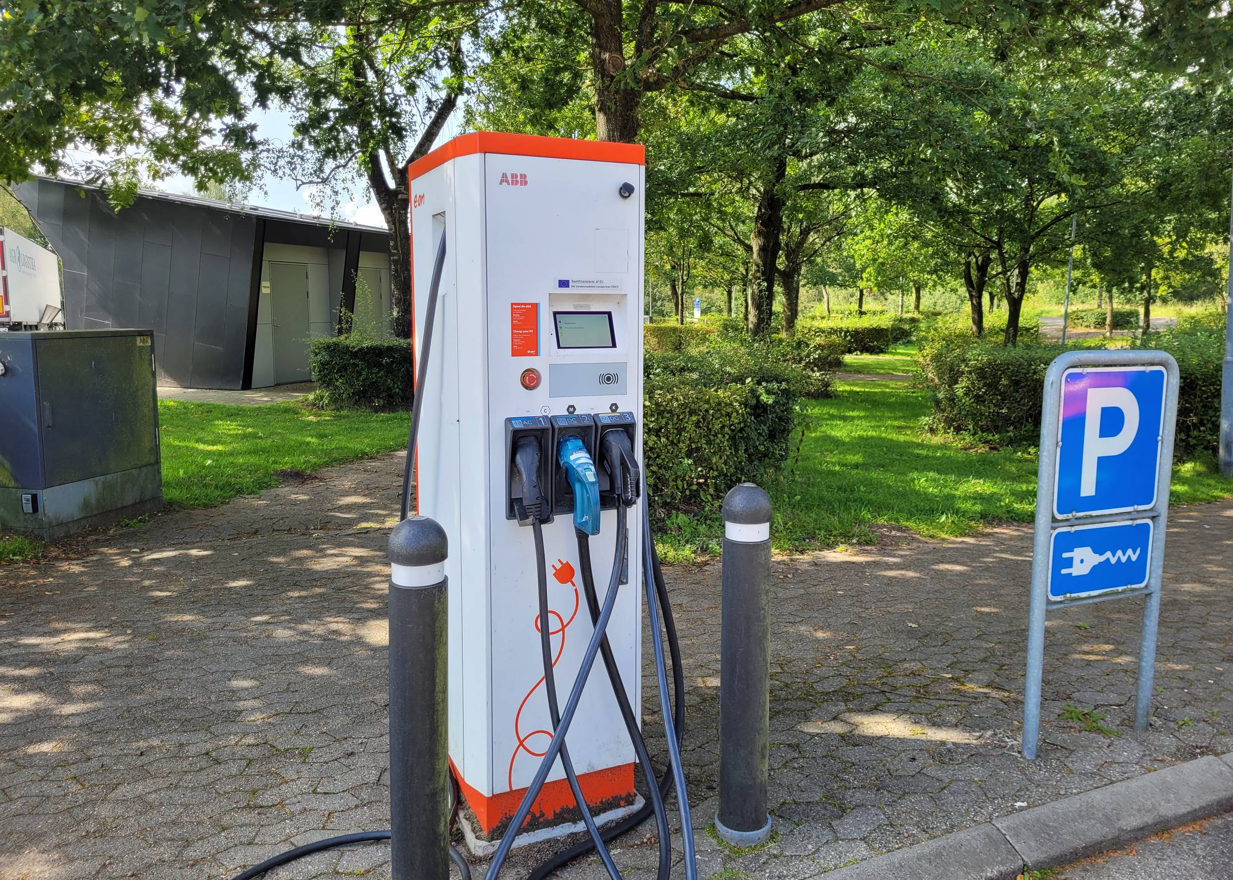 Ladesäule auf einer Autobahnraststätte