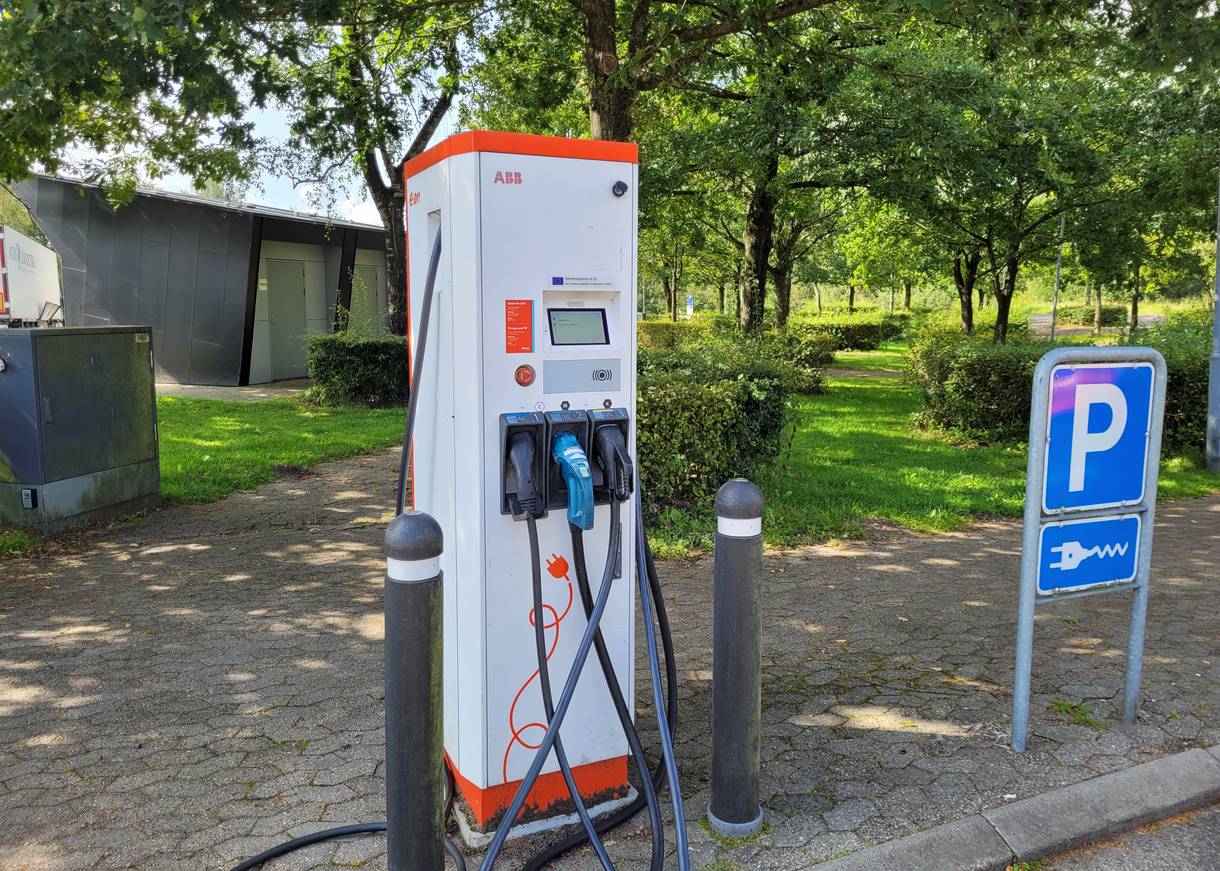 Ladesäule auf einer Autobahnraststätte