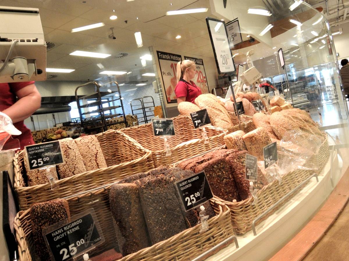 Brotauswahl beim Bäcker in Weidenkörben