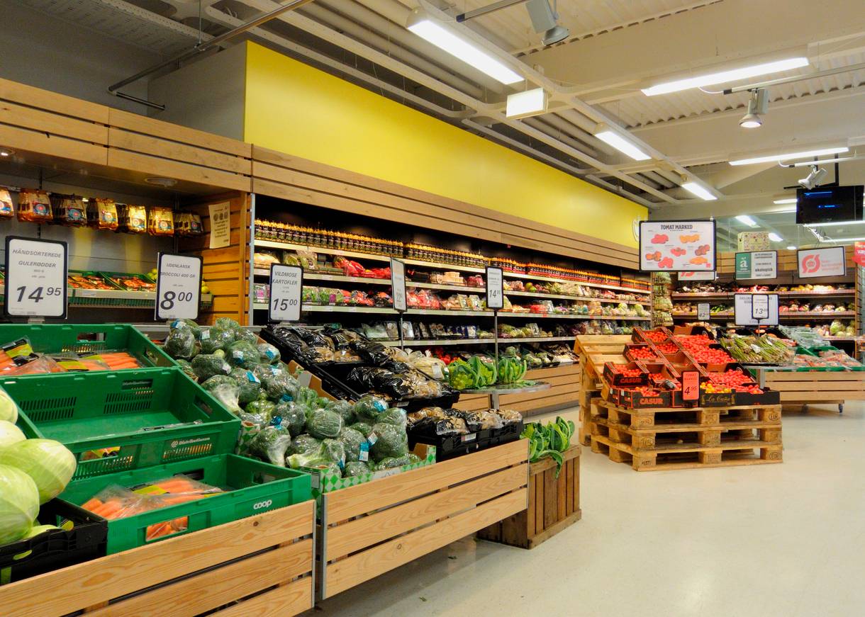 Gemüseabteilung im Supermarkt