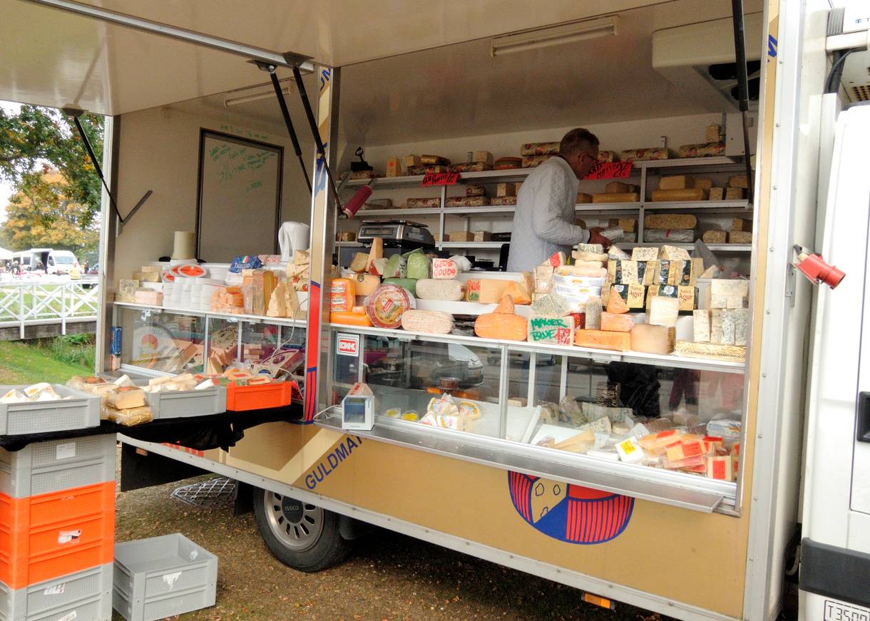 Käsewagen auf dem Markt