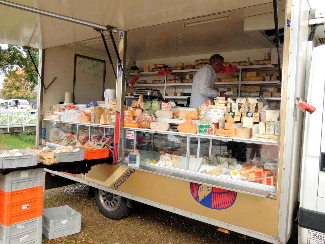 Käsewagen auf dem Markt