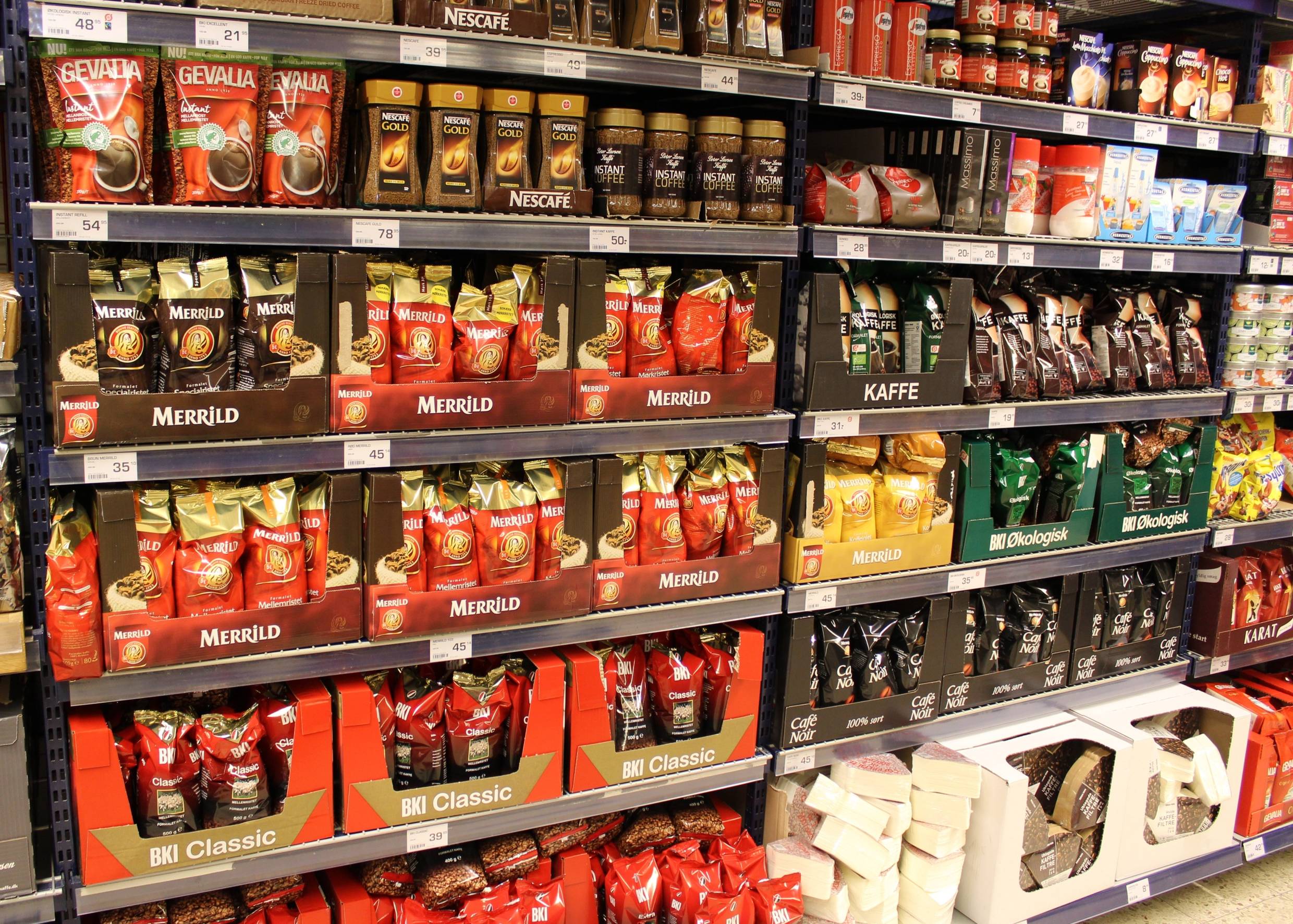Kaffesortiment in einem Supermarktregal