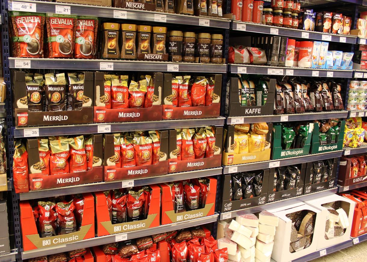Kaffesortiment in einem Supermarktregal