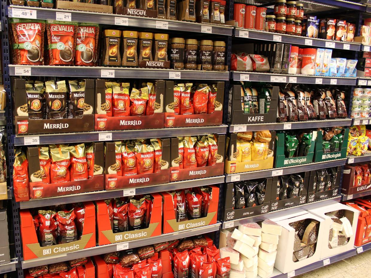 Kaffesortiment in einem Supermarktregal