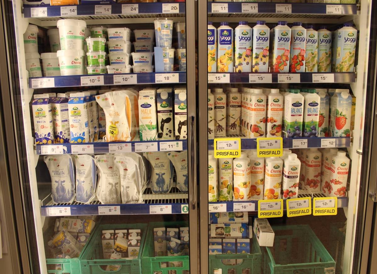 Kühlregal mit verscheidenen Milchprodukten
