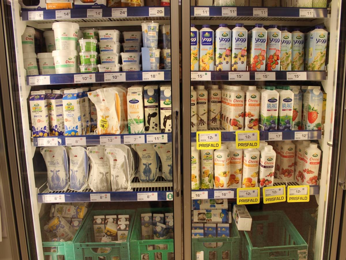 Kühlregal mit verscheidenen Milchprodukten