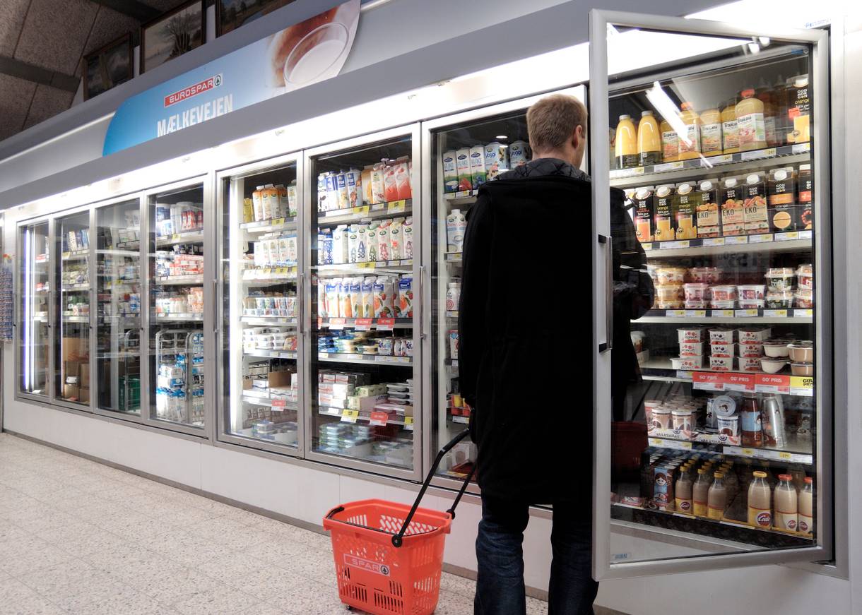 Kühlregale im Supermarkt