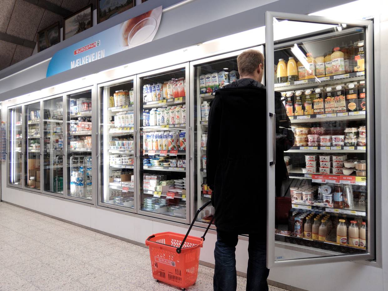 Kühlregale im Supermarkt