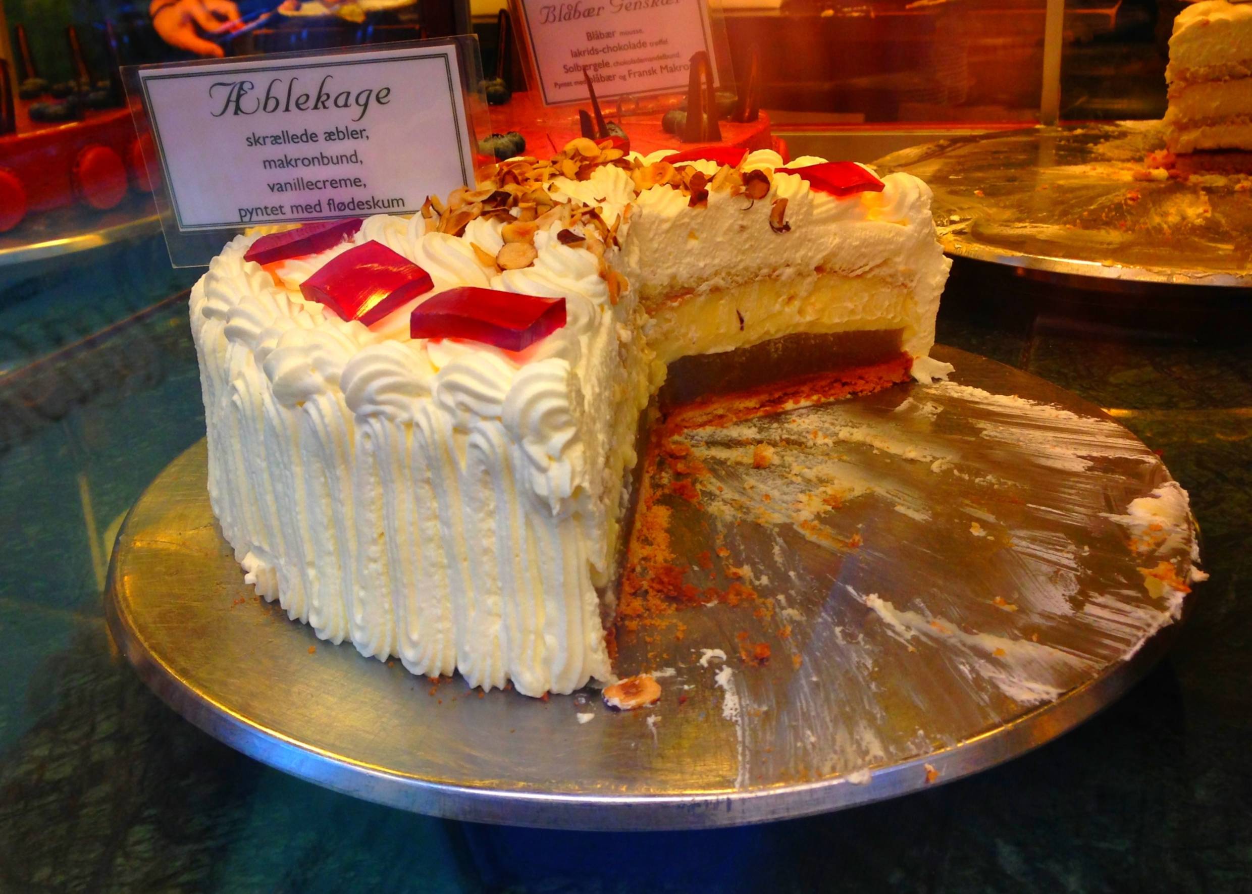 Sahnetorte im Tresen der Konditorei