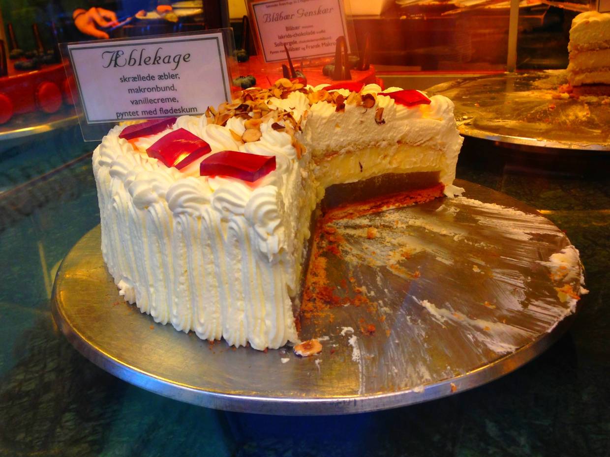Sahnetorte im Tresen der Konditorei