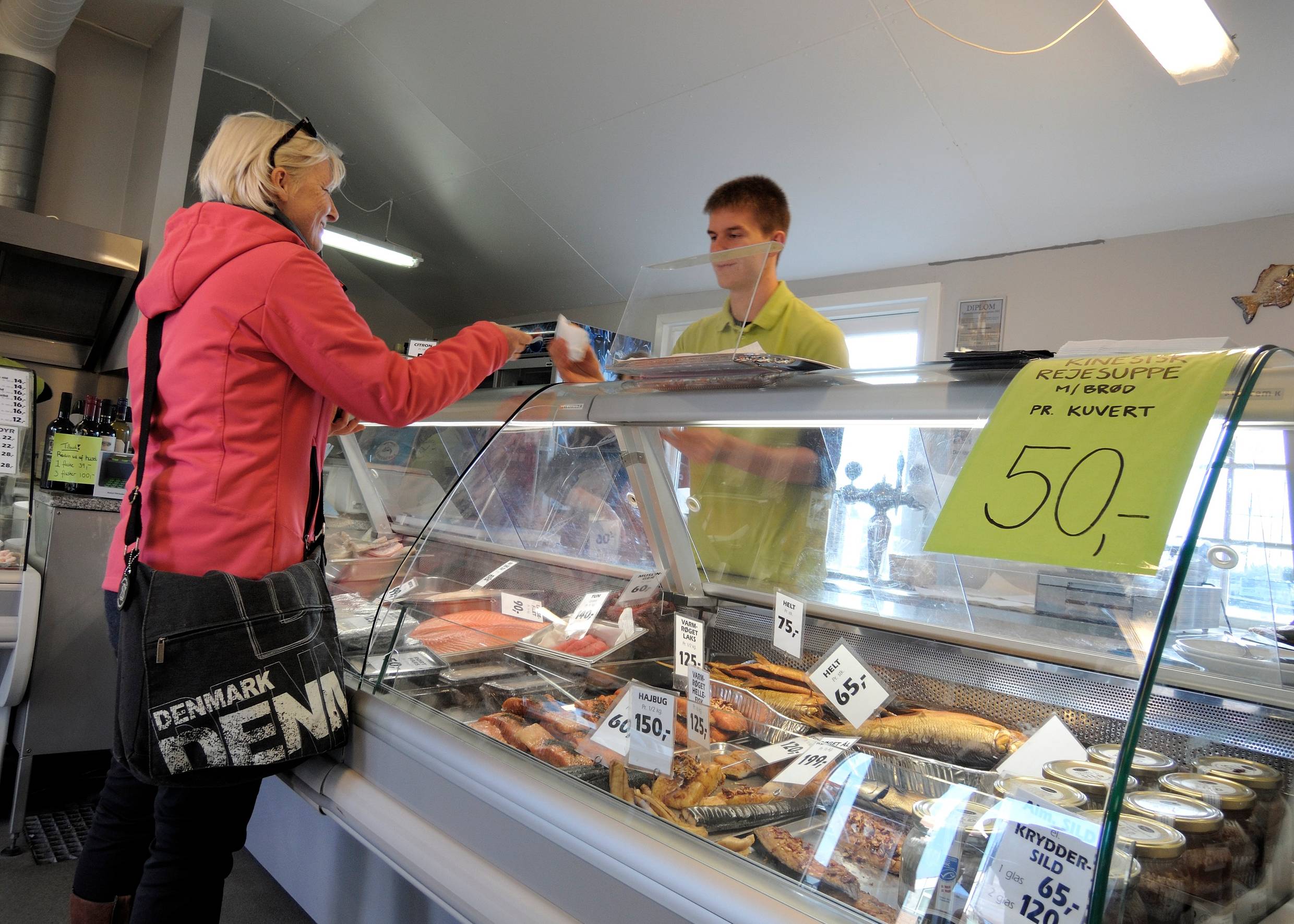 Kundin im Fischgeschäft am Tresen