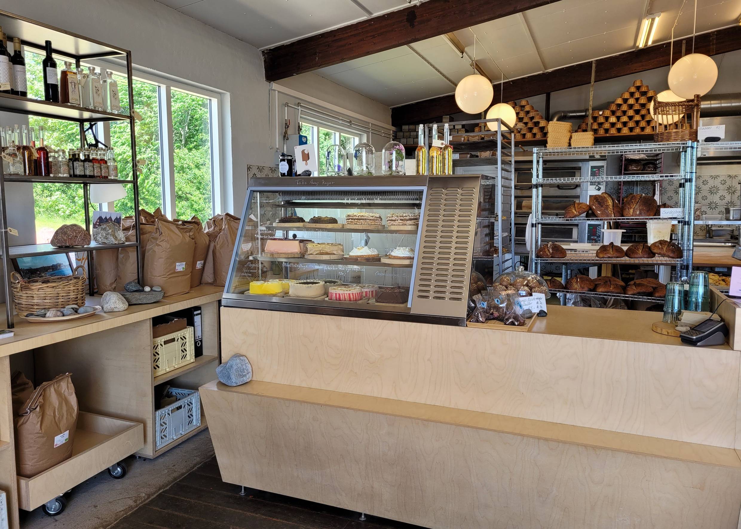 Kühltresen mit Torten in einer Bäckerei