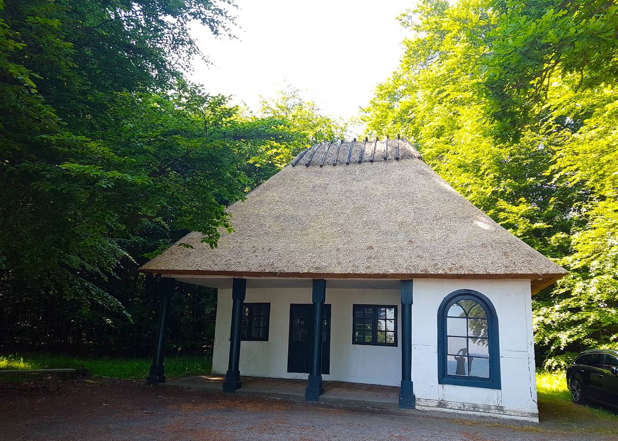 Kleines Reetdachhäuschen im Wald