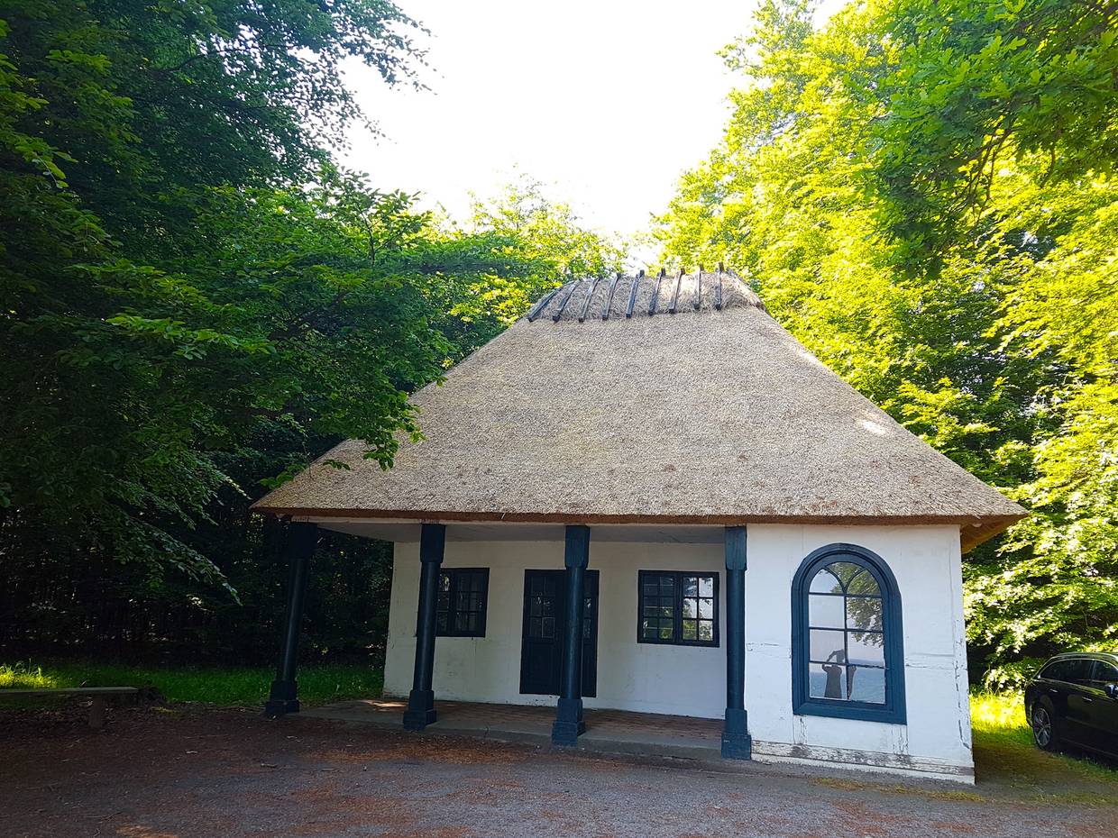 Kleines Reetdachhäuschen im Wald
