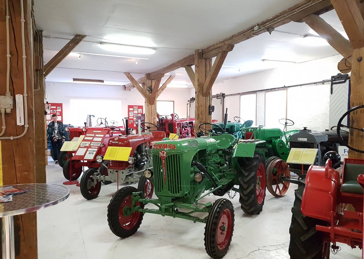 Historische Trecker in einer Halle 