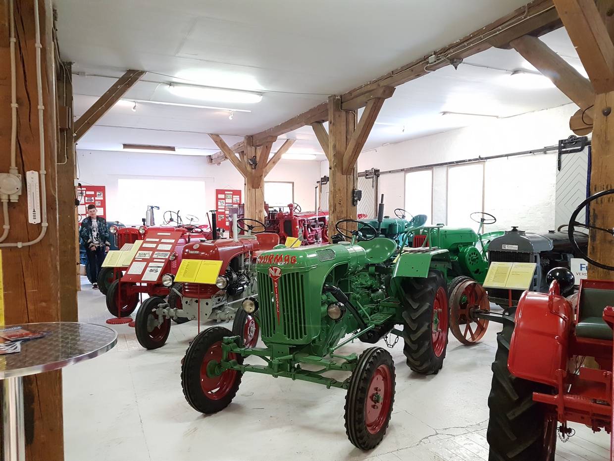 Historische Trecker in einer Halle 