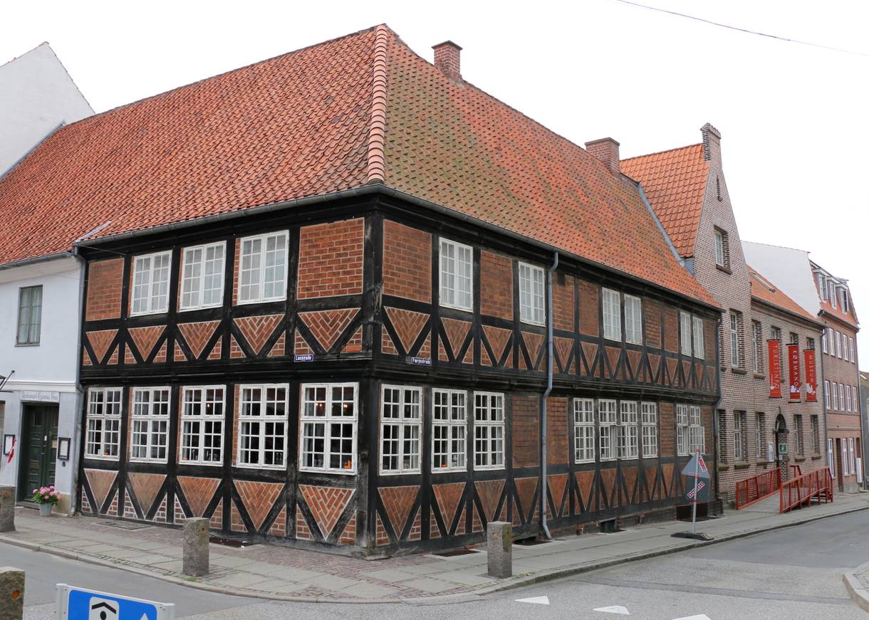 Straßenecke mit einem alten Fachwerkhaus 