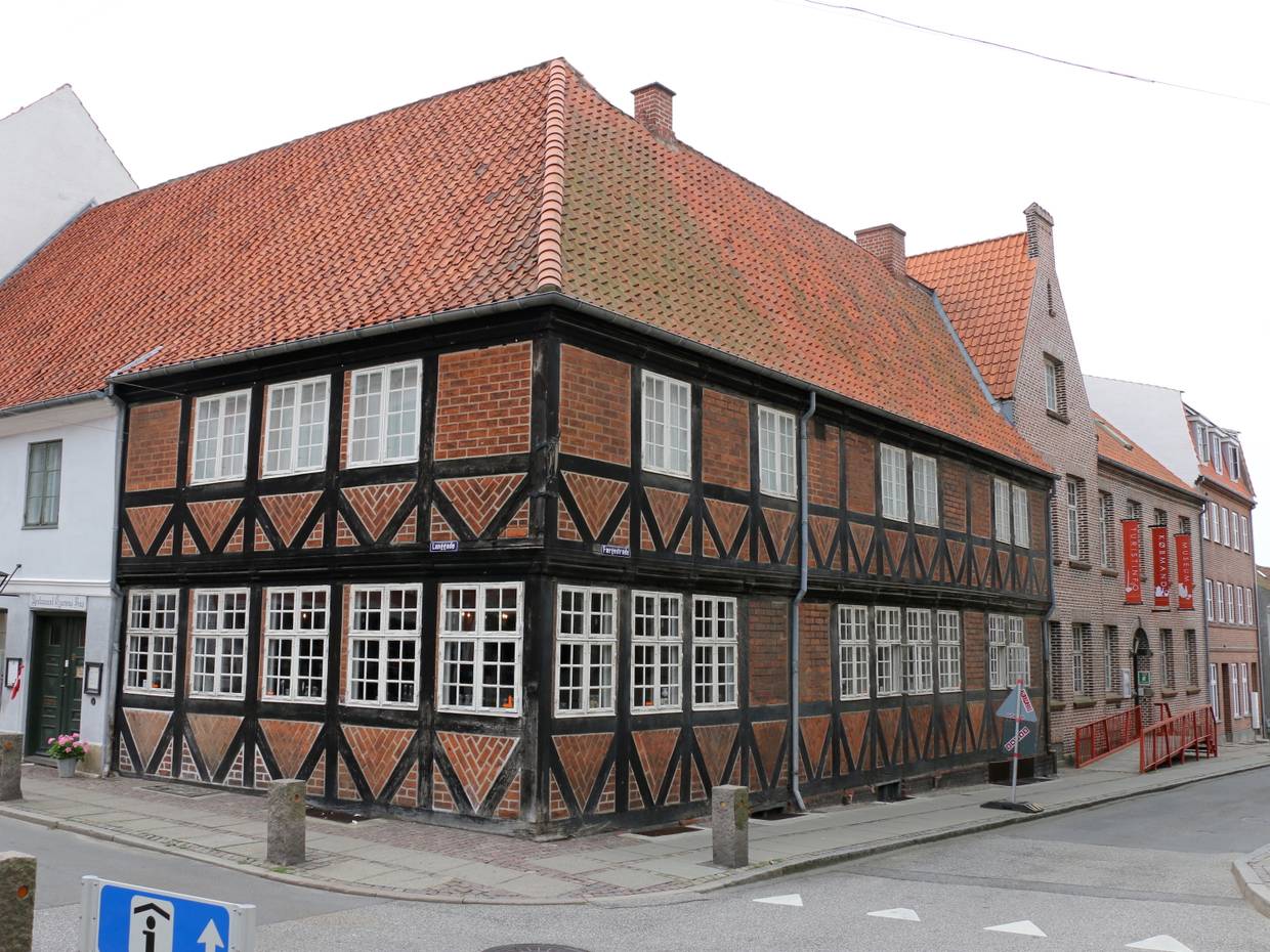 Straßenecke mit einem alten Fachwerkhaus 