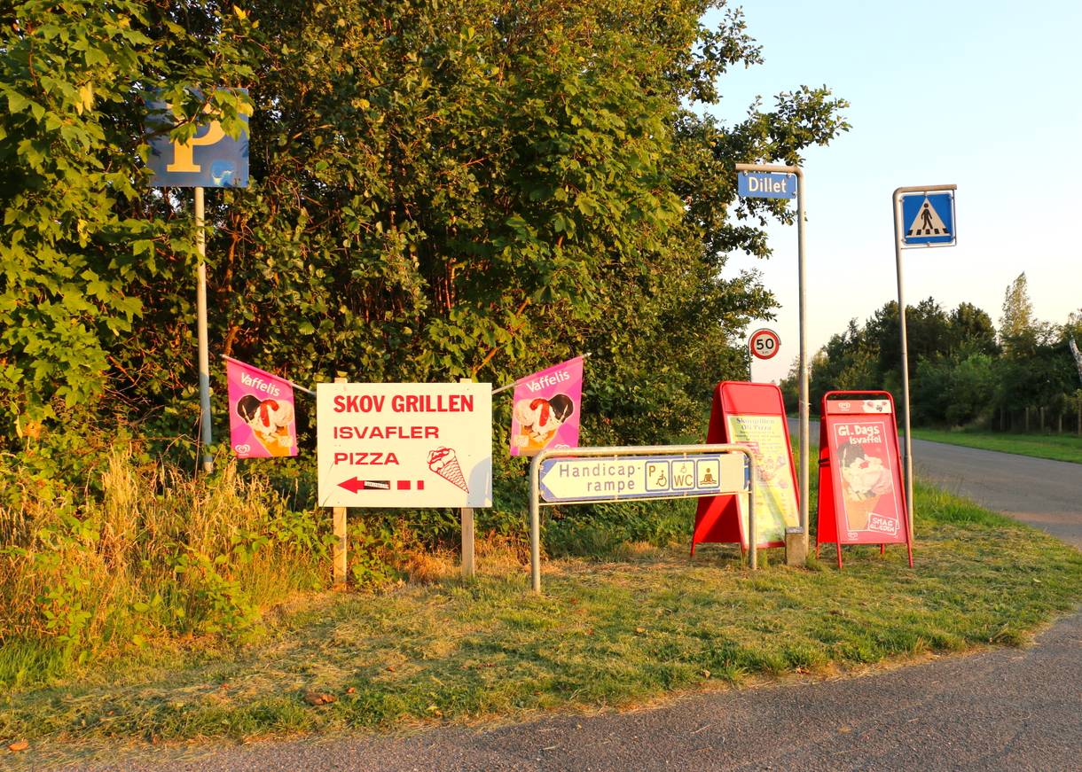 Hinweisschilder zu einem Strandimbiss