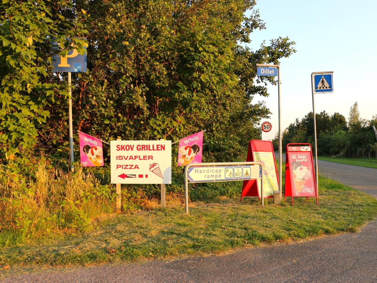 Hinweisschilder zu einem Strandimbiss