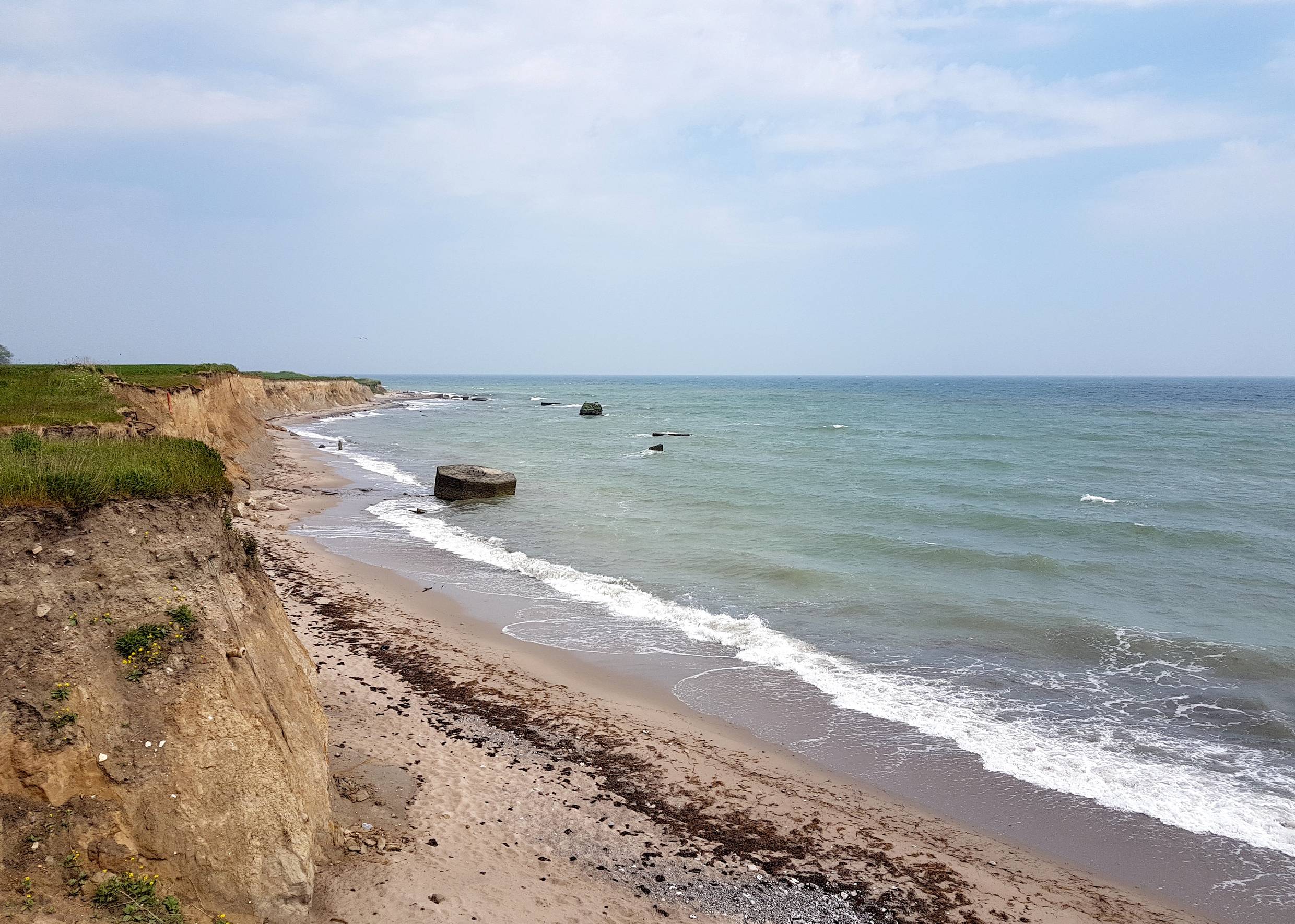 Wilde Steilküste am Strand