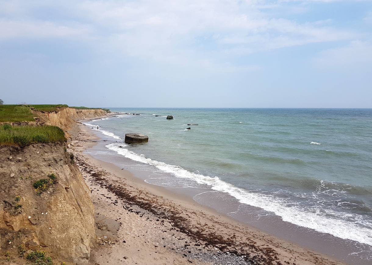 Wilde Steilküste am Strand