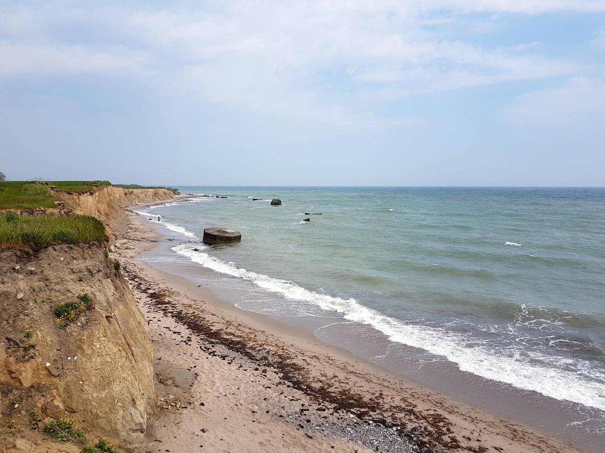 Wilde Steilküste am Strand