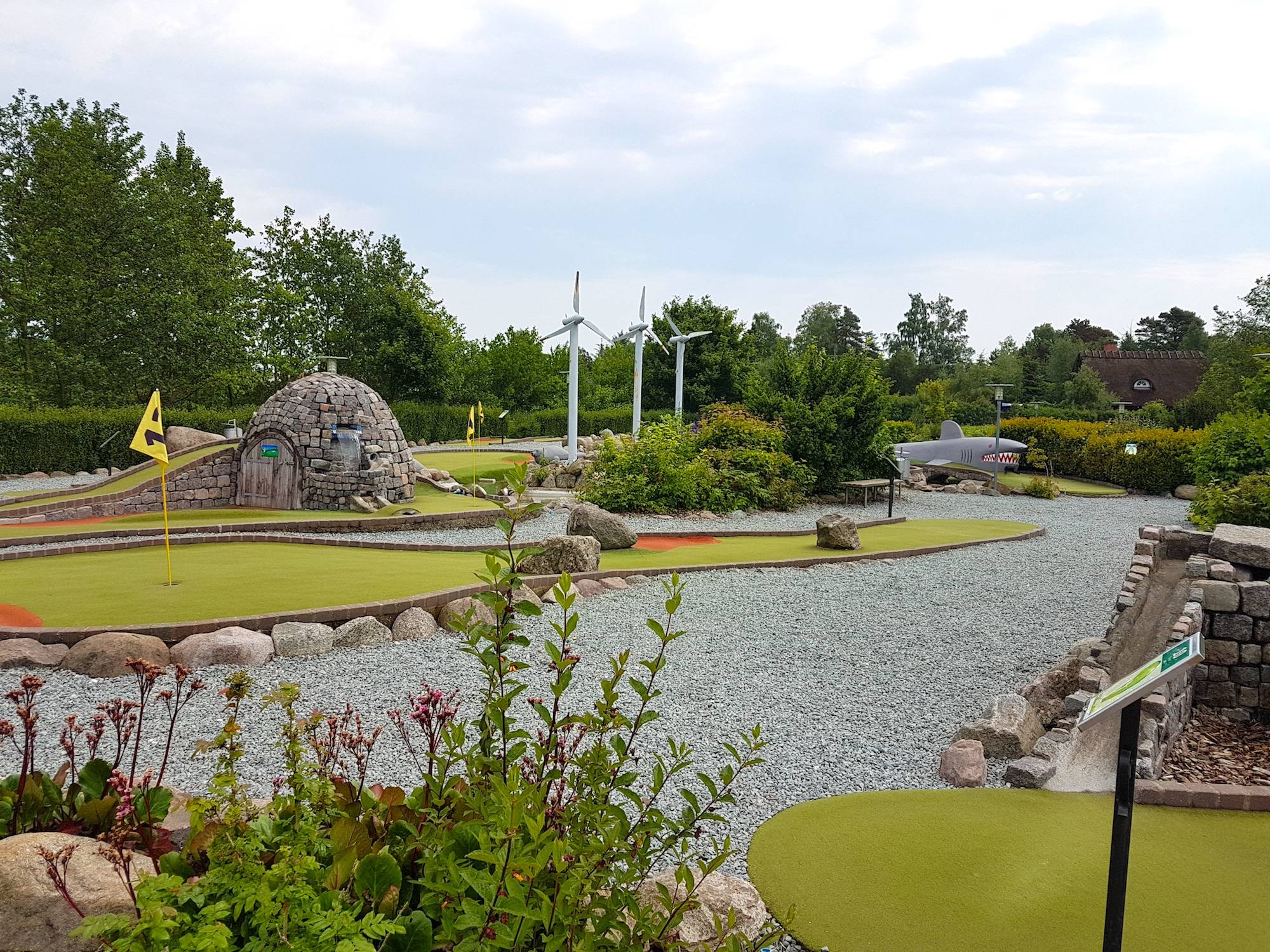 Minigolfbahn mit aufwendiger Dekoration