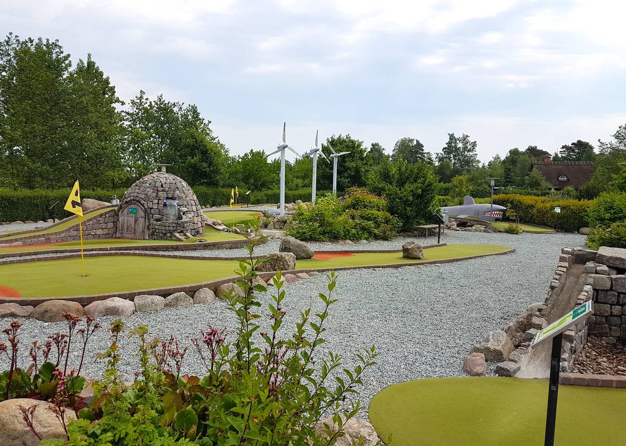 Minigolfbahn mit aufwendiger Dekoration
