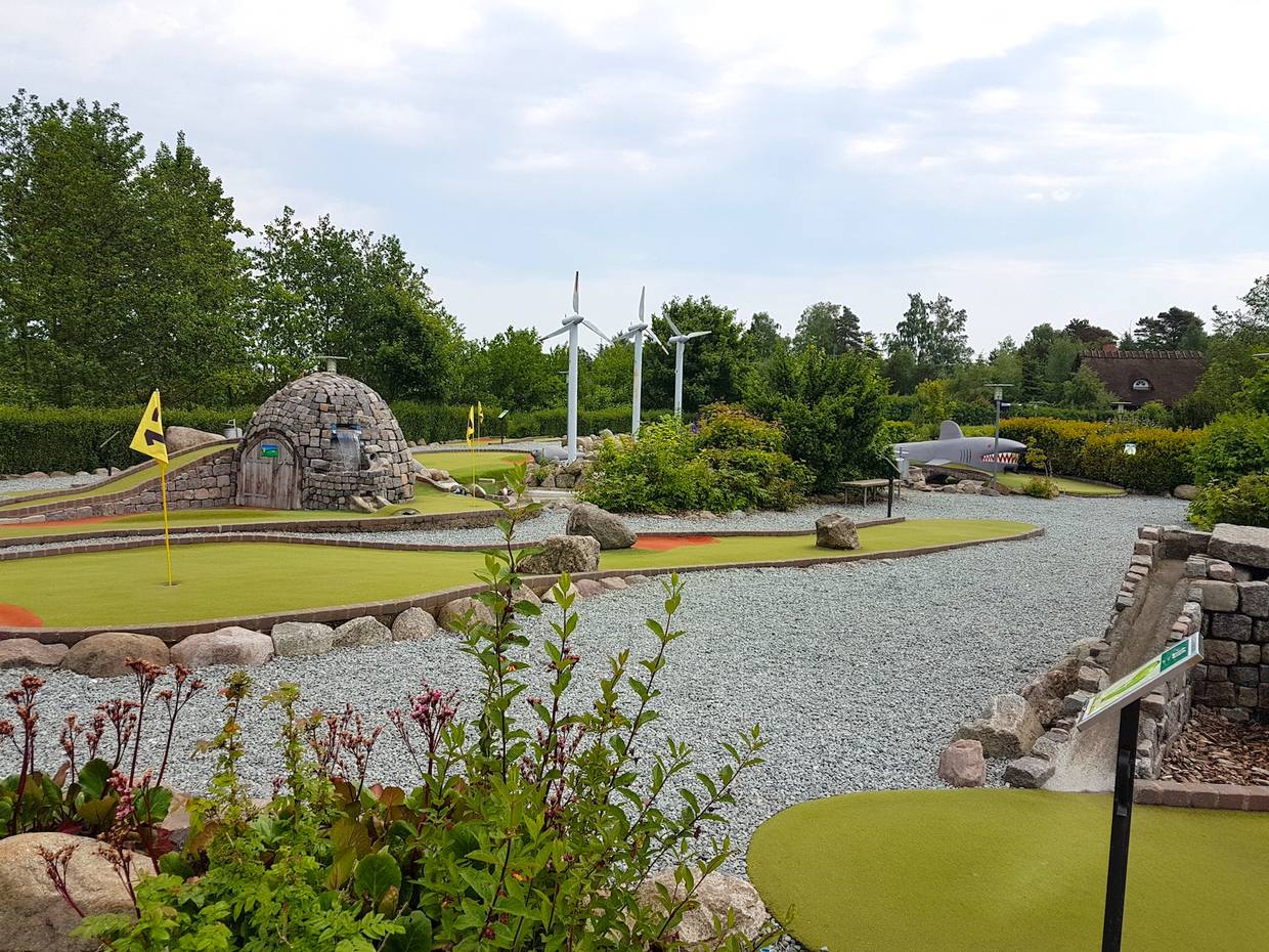 Minigolfbahn mit aufwendiger Dekoration