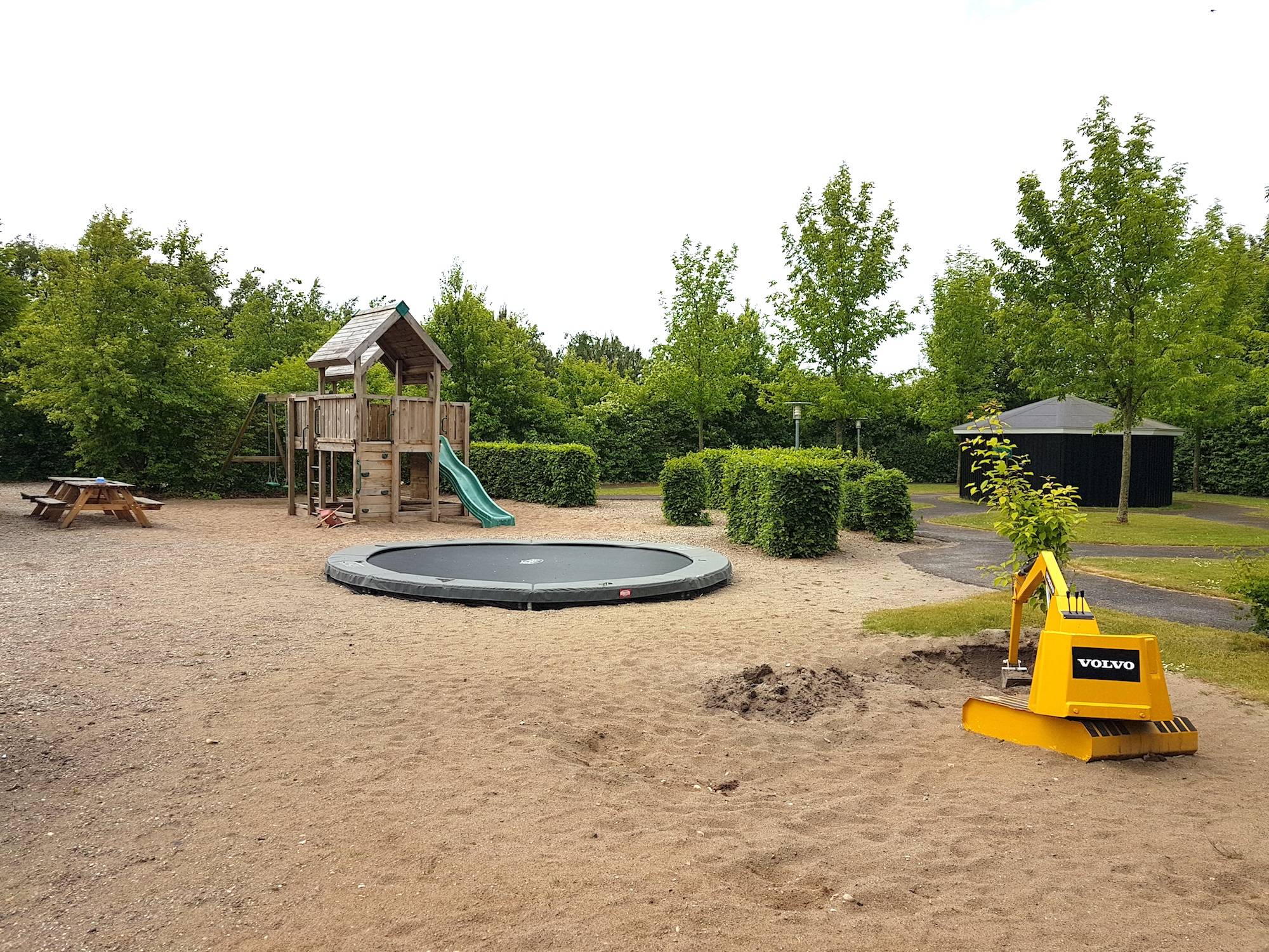 Sandkasten mit Spielgeräten