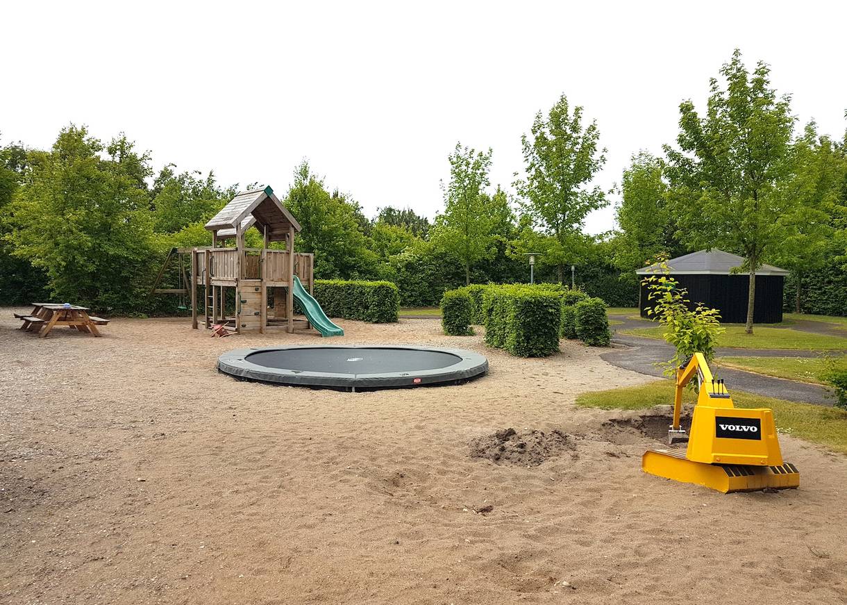 Sandkasten mit Spielgeräten