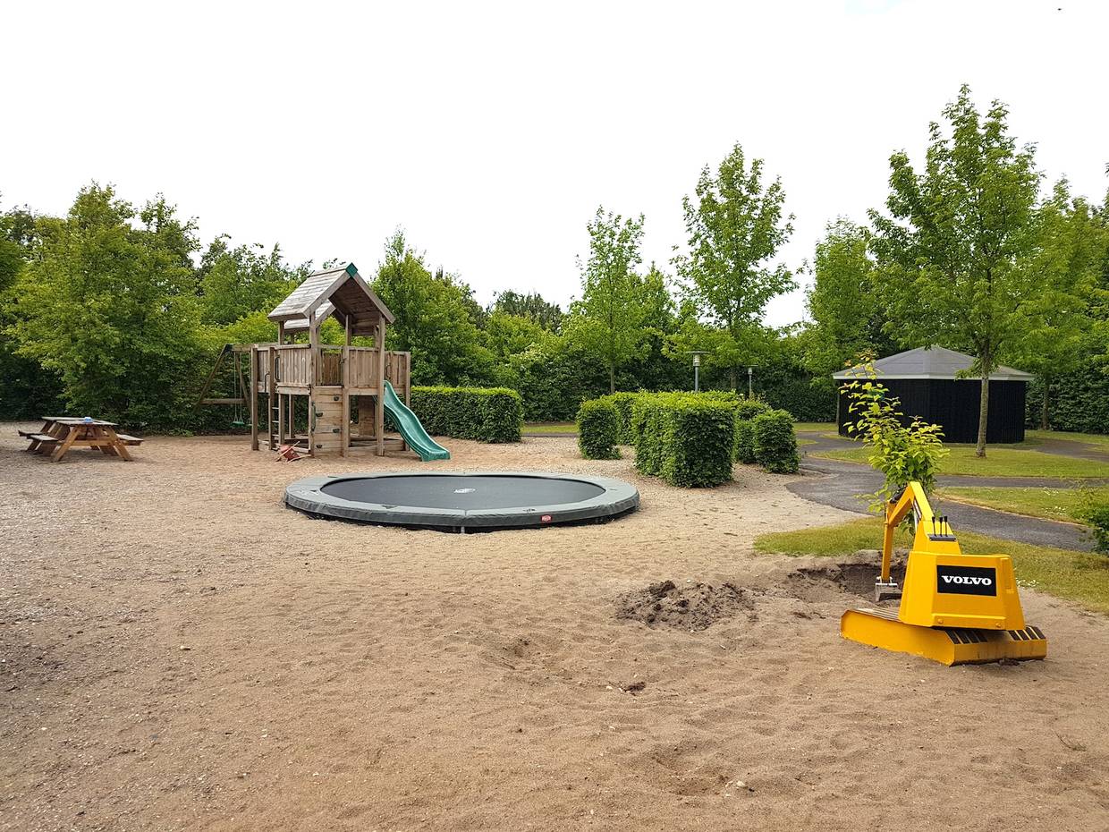 Sandkasten mit Spielgeräten