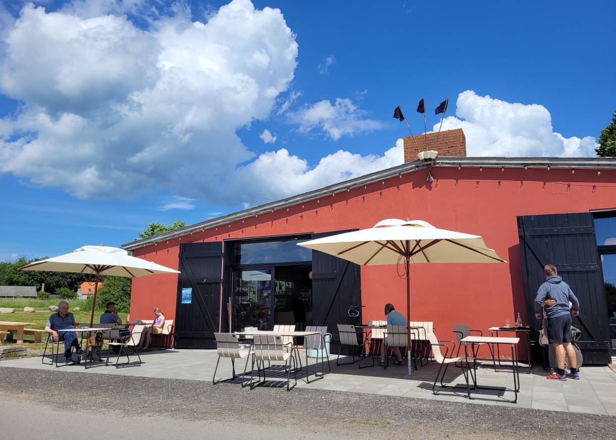 Rotes Bootshaus mit einem Restaurant