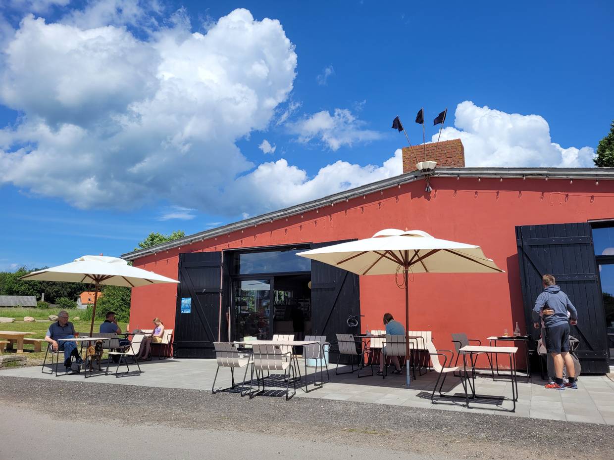 Rotes Bootshaus mit einem Restaurant
