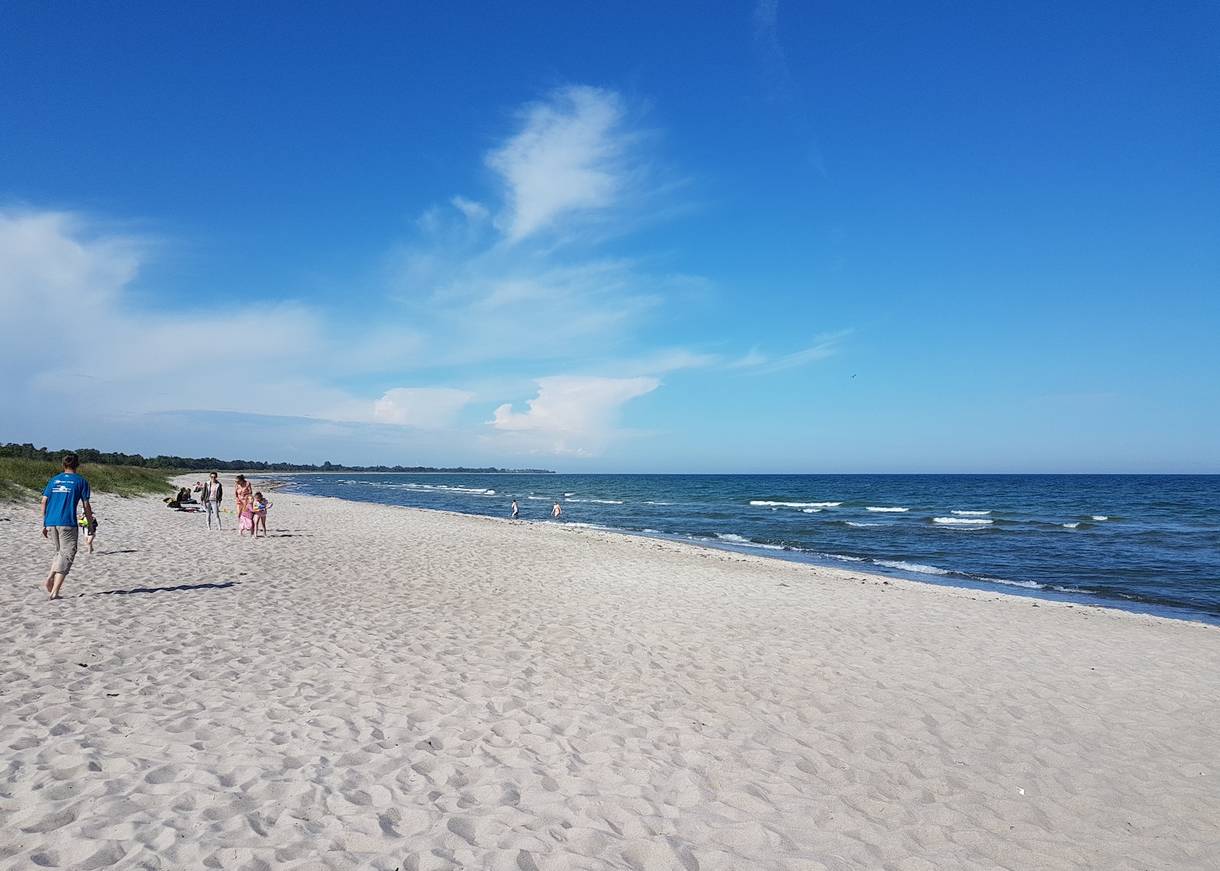 Langer Sandstrand mit Badegästen