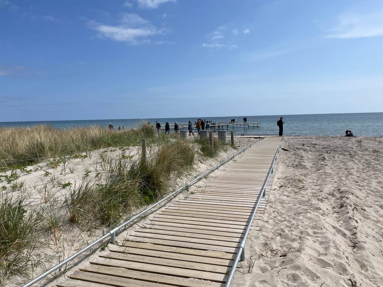 Kleine Promenade aus Holz über den Sandstrand bis ans Meer